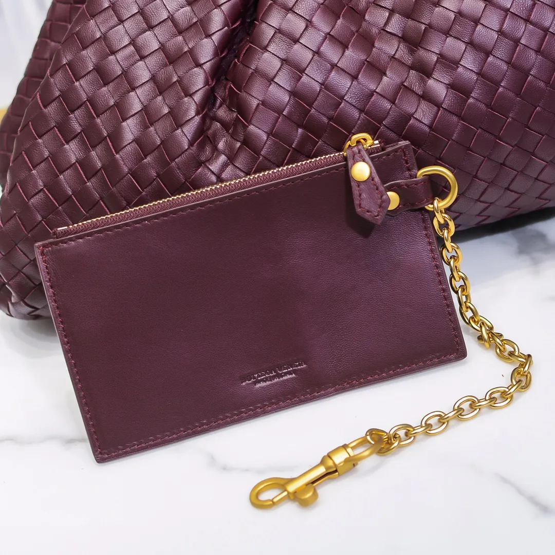 Real shot🔥🔥The counterattack of the popular Bottega Veneta started with this series of cloud bags, which went viral in the fashion circle and started a craze! Out of stock, out of stock, out of stock... One piece is hard to find, super hard to buy, regardless of age, season, or occasion. Very classy. Really, if you carry this on the road, it will turn heads! This is also the reason why this series is so expensive. Large size: 38*20*8.5cm [Big Cloud Weaving]